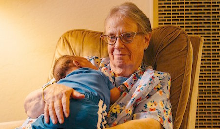 Linda Owens (78) Jadi Ibu Asuh 83 Bayi di California, Amerika